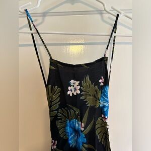 Miss Love size medium tropical tank top. 🌺